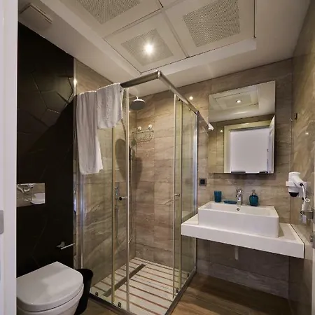 Lara Suite's